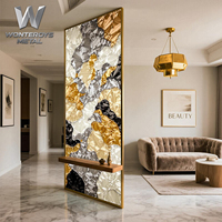Paravent de luxe en verre artistique avec cadre en acier inoxydable doré PVD sur mesure et cloison émaillée pour suite, bar, tour, hôtel et design d'intérieur