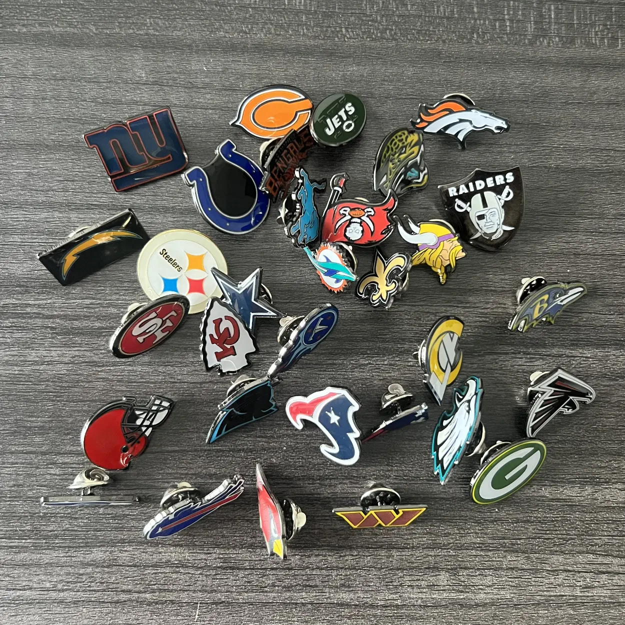 Bán buôn 25 mét NFL pin mỹ Câu Lạc Bộ Bóng Đá người hâm mộ kỷ nguyên mới hat pins quần áo cổ sắt men chúng tôi Bóng Đá Đội Logo chết cắt