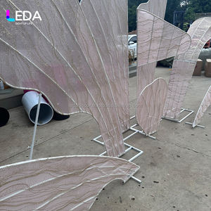 LEDA Nouvelle Arche de Mariage Personnalisable Amovible en Métal avec Appliques de Pétales en Gaze et Bandes Lumineuses Blanches pour Décoration d'Événements - Product Image 4