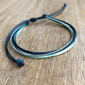 สร้อยข้อมือมิตรภาพถักทอด้วยมือ - Product Image 1
