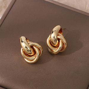 Boucles d'oreilles à clous tendance rétro en acier inoxydable à trois boucles torsadées en spirale, cercle géométrique, plaqué or 14 carats pour les fêtes - Product Image 3