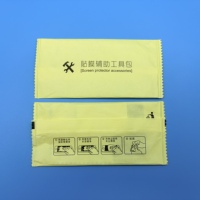 Kit de nettoyage d'écran de téléphone : lingettes alcoolisées, autocollants anti-poussière, carte de raclage, chiffon en microfibre pour écrans de téléphone, appareils photo et téléviseurs