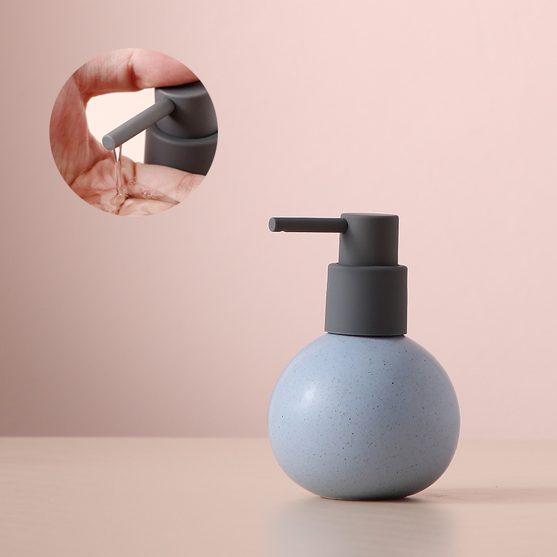 Tête de pompe rose lotion et bleue, pointant vers le bas.