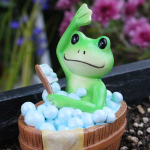 Statue de bain de <span class=keywords><strong>grenouille</strong></span> <span class=keywords><strong>verte</strong></span> lunatique avec robinet artisanat en résine-<span class=keywords><strong>grenouille</strong></span> dans un seau en bois avec eau de bain bleue et porte-savon - Product Image 6