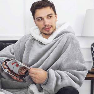 Venta al por mayor naturaleza 100% poliéster suave a cuadros adulto usable Sherpa polar de gran tamaño Sudadera con capucha Manta con capucha - Product Image 2