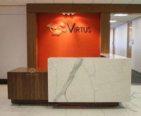 Comptoir de réception de salon de beauté sur mesure avec logo, en matériau à surface solide, garantie 10 ans, design moderne pour hôtels et centres commerciaux