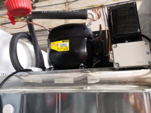 Réfrigérateur congélateur vertical commercial à deux portes en acier inoxydable de 1020 litres avec commande numérique pour cuisine de restaurant - Product Image 2