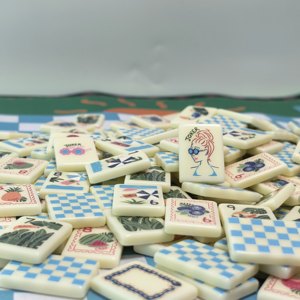 En stock: Fichas de Mahjong de viaje de lujo modernas de acrílico y melamina, edición Miss Out of Office, 160 fichas, logotipo personalizado, para 4 jugadores, lujo moderno. - Product Image 5