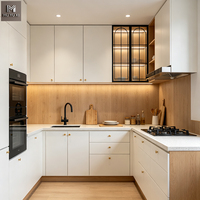 Meubles de rangement modulaires de style Japandi moderne sur mesure, en chêne massif, pour cuisine, appartement ou villa.