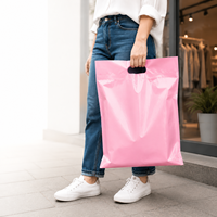 Sac de courses en plastique rose imprimé sur mesure avec poignée découpée pour l'emballage de vêtements, cosmétiques, livres et cadeaux en détail