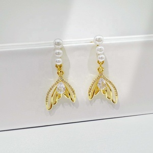 Boucles d'oreilles vintage en argent sterling 925 plaqué or 18 carats, avec perle d'eau douce, motif fleur, style luxueux et tendance, prix usine. - Product Image 4