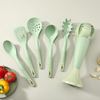 Ensemble de 6 ustensiles de cuisine en silicone intégrés à suspendre, vert sauge, avec support vertical peu encombrant, spatule et cuillère antiadhésives