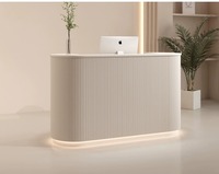 Bureau d'accueil moderne avec lampe en peinture d'arc Table de bar simple pour salon de beauté ou centre de réception simple