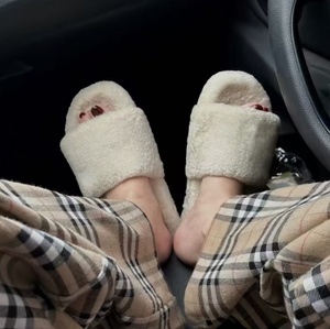 Chaussons en peluche brodés de luxe pour femmes, style confortable et chaud, à semelle plate, pour la maison - Product Image 3