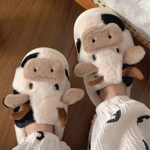 Vente en Gros Chaude Pantoufles en Cheveux de Vache à Semelle TPR Doublure en Peluche, Pantoufles de Mode avec de Nouvelles Fonctionnalités en Gros - Product Image 1