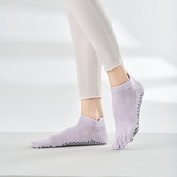 Nouvelles chaussettes d'équipage souples avec 5 orteils chaussettes de yoga à cinq doigts tricotées pour le logo de danse et de Pilates de fitness sur le fond