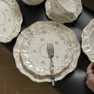 Service de vaisselle en céramique imprimé floral vintage européen avec motif gaufré, assiettes de dîner pour événements de mariage, vente en gros - Product Image 2