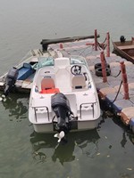 Yacht sportif en plastique renforcé de fibre de verre, lancé officiellement, bateau rapide avec moteur pour le divertissement de surf en plein air