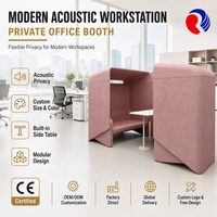 Cabine de bureau acoustique moderne avec panneaux d'intimité rembourrés, table latérale intégrée et conception de poste de travail modulaire