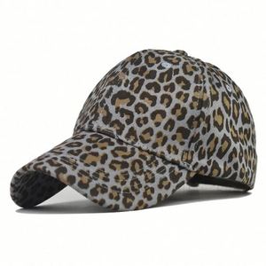 Casquette de baseball tendance en daim végétalien imprimé léopard pour femme, collection Printemps-Été, idéale pour la protection solaire et les activités sportives en extérieur - Product Image 6