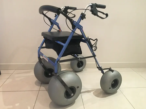 Déambulateur de plage à dégagement rapide, capacité de charge 100 kg, fauteuil roulant manuel de plage étanche avec frein à main, vente en gros - Product Image 2