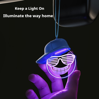 Nuovo Arrivo: Piccolo Cappellino con Faccina Sorridente, Simpatico Ciondolo per Auto, Divertente e Accattivante, con Luce Ambientale Colorata