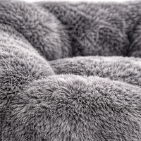 Fauteuil en tissu bouclé doux et moelleux, style Soft-Trend, sans assemblage requis, avec noyau en mousse élastique, idéal pour les petits espaces, assise effet nuage.