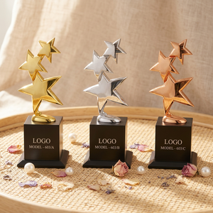 Trophée en métal avec surface polie et base en bois robuste pour un aspect digne d'un prix prestigieux. - Product Image 1