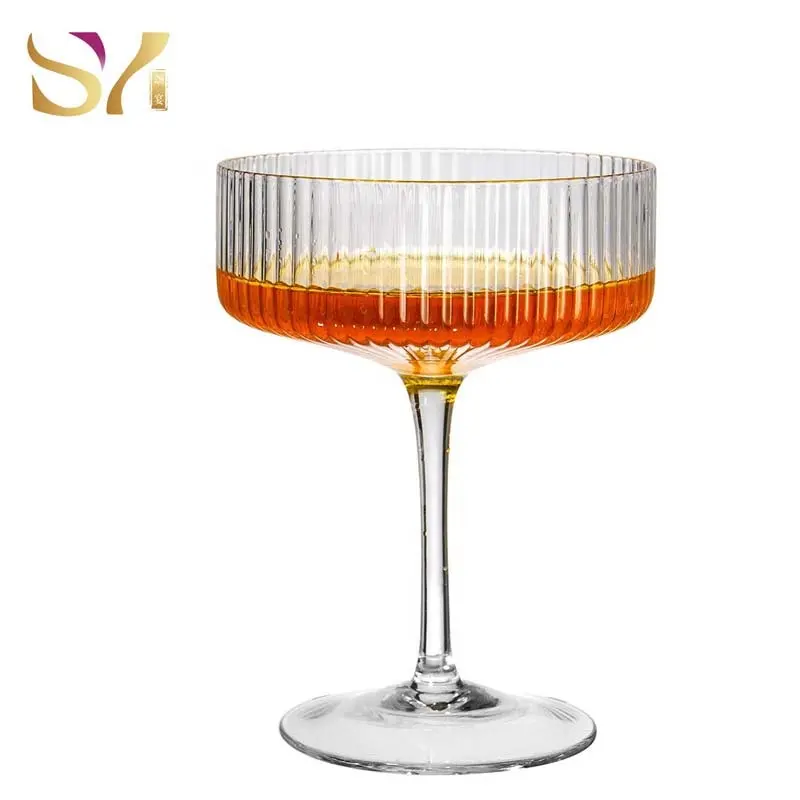 Grosir Klasik Garis Vertikal Warna-warni Cocktail Coupe Kacamata Unik Cangkir Massal Ribbed Kristal Martini Glassware