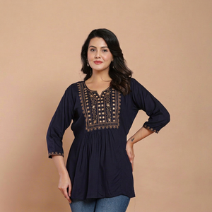 Kurta de Algodón Azul Marino para Mujer con Bordado Dorado, Manga 3/4, Estilo Étnico Informal, Largo Midi, Corte Holgado - Product Image 1