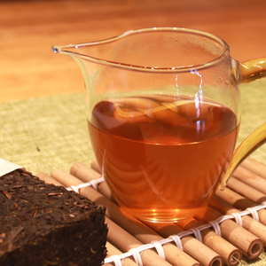 Tè Nero Fuzhuan Premium in Mattonella con Abbondanti Fiori Dorati, 1 Bocciolo 2-3 Foglie, Gusto Morbido e Dolce, Tè Nero Cinese - Product Image 5