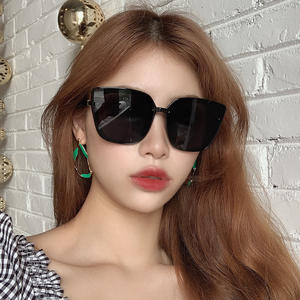 Gafas de Sol Cuadradas Extra Grandes Modernas, Montura Negra, Lentes Marrones, 100% Protección UV, Unisex, para Viajes, Conducir y Protegerse del Sol - Product Image 1