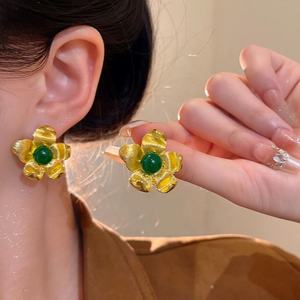 Pendientes de tuerca dorados para mujer, de acero inoxidable, con diseños escultóricos de lazo, corazón texturizado, hoja, flor y mariposa exagerada, para fiesta - Product Image 3