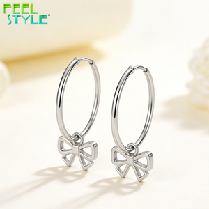 <span class=keywords><strong>Orecchini</strong></span> Pendenti a Cerchio Piccolo in Acciaio Inossidabile Personalizzati, Anallergici, Placcati <span class=keywords><strong>Oro</strong></span> PVD, con Mini Ciondolo a Farfalla - Product Image 5