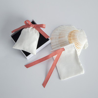 Pochette à cordon en daim avec logo personnalisé, nœud en velours, faite à la main, de haute qualité, portable, doublure en microfibre pour le rangement des bijoux