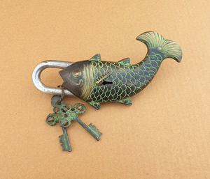 Cadenas décoratif vintage en forme de poisson, cadenas de sécurité artisanal en métal antique à motif poisson, style nautique - Product Image 1
