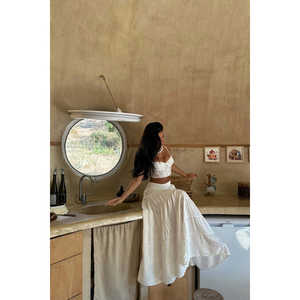 Jupe longue portefeuille blanche Veronica en coton tricoté avec imprimé et taille empire en cuir, idéale pour le printemps, l'été et l'automne - Product Image 4