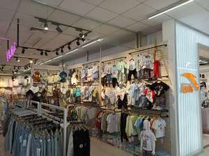 Estante de exhibición de ropa montado en la pared de acero inoxidable ajustable para tiendas de ropa exhibidas en centros comerciales - Product Image 4