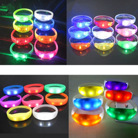 Bracelets lumineux LED télécommandés pour concerts et fêtes - Silicone, couleurs et logo personnalisables, style rétro portable