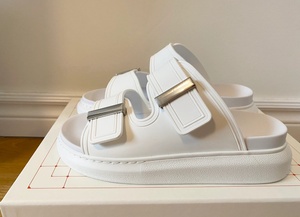 Sandales plates élégantes Mqqueens beiges, sandales de luxe à bout ouvert et bride arrière, chaussures d'été pour femmes, style slip-on. - Product Image 2