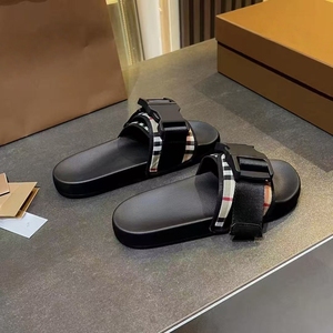 Chaussons d'intérieur de haute qualité et élégants en noir, avec semelle souple, antidérapants, confortables et légers. - Product Image 1