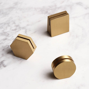 Porta Biglietti da Visita in Ottone Massiccio da 6 cm - Supporto Minimalista per Biglietti da Visita e Clip Portafoto per Scrivania, Numeri da Tavolo per Matrimoni e Prezzi al Dettaglio - Product Image 5