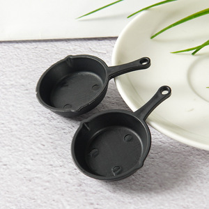 Wok, sartén y espátula en miniatura realistas, modelo para casa de muñecas, accesorios de juguete para comida de casa de muñecas DIY. - Product Image 3