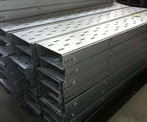 Bandeja de cables perforada de alta calidad diseñada para organizar cables - Product Image 3