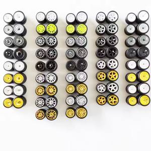 قطع غيار مصغرة معدلة لنموذج سيارة مصبوب، عجلات بلاستيكية ذهبية مخصصة وإطارات مطاطية بمقياس 1/64 - Product Image 1