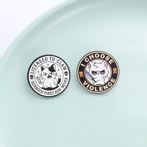 Broche de esmalte creativo con diseño de gato <span class=keywords><strong>meme</strong></span> con cuchillo, pin de solapa 'La paz nunca fue una opción', insignia de joyería de moda para mujeres y niñas - Product Image 1