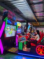 Simulateur de course immersif personnalisable à monnayeur, cockpit robuste, jeu d'arcade de conduite dynamique 110/220V, garantie 1 an, CE