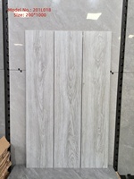 Ubin Lantai Porselen Matte Anti-Selip Tekstur Serat Kayu Terukir 200x1000mm Tahan Gores Mudah Dibersihkan untuk Mal & Hotel