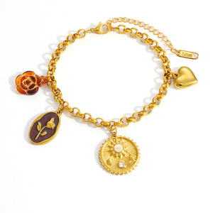 Bracelet à breloques tendance plaqué or avec pendentifs fleur, cœur et soleil pour femme - Product Image 5