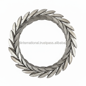 Décoration suspendue de guirlande en métal argenté de Noël pour la maison Guirlandes et couronnes élégantes pour la saison des fêtes - Product Image 1